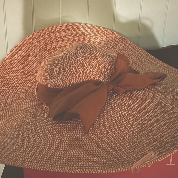 Womenโs Straw Sun Hat W/ thee perfect addition of a sweet brown and simple bow ๐ค - Picture 3 of 4
